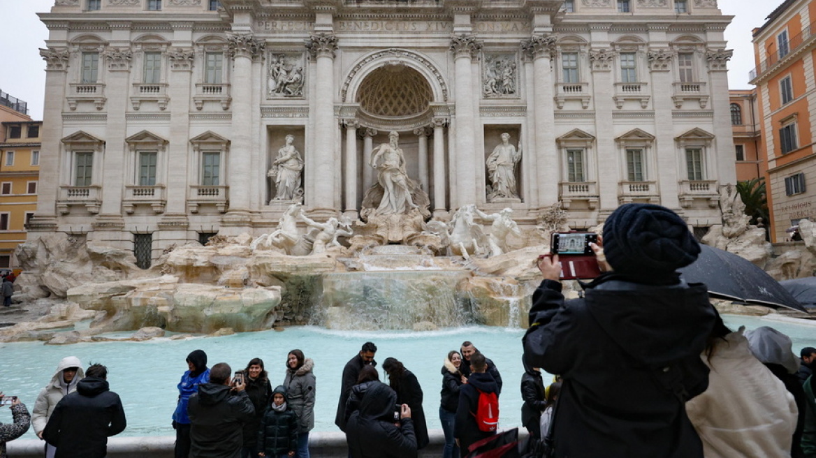 Εισιτήριο 2 ευρώ θα πληρώνουν από σήμερα οι τουρίστες στη Ρώμη για να δουν από κοντά τη «Φοντάνα ντι Τρέβι»