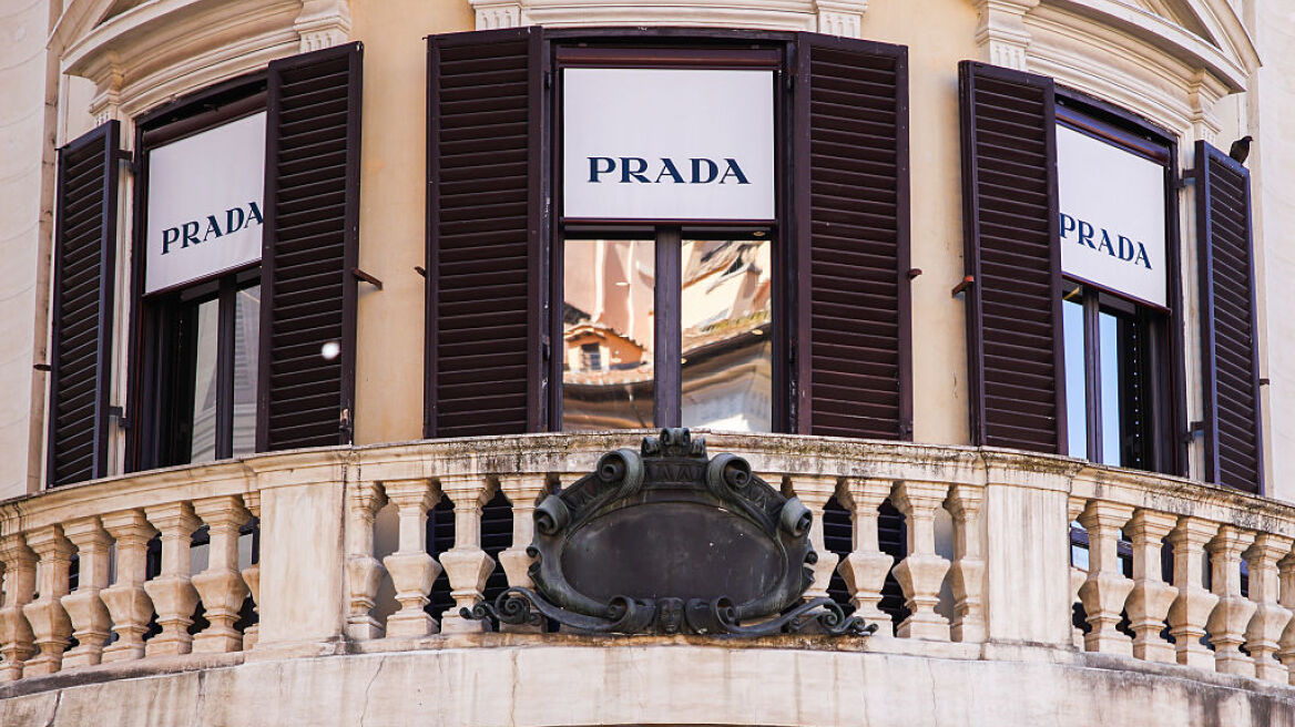 Η Prada διακόπτει τη συνεργασία με εκατοντάδες Ιταλούς προμηθευτές μετά από διαπιστώσεις παραβιάσεων εργασιακών κανόνων

