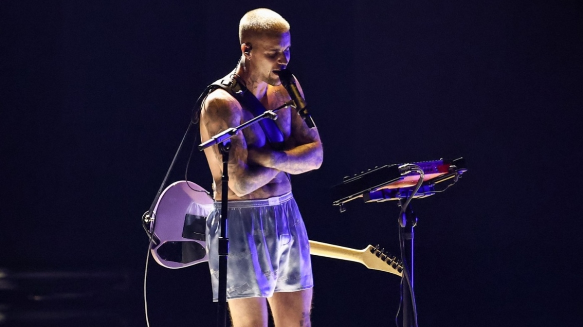 Ο Τζάστιν Μπίμπερ εμφανίστηκε στη σκηνή των Grammy με μποξεράκι και κάλτσες
