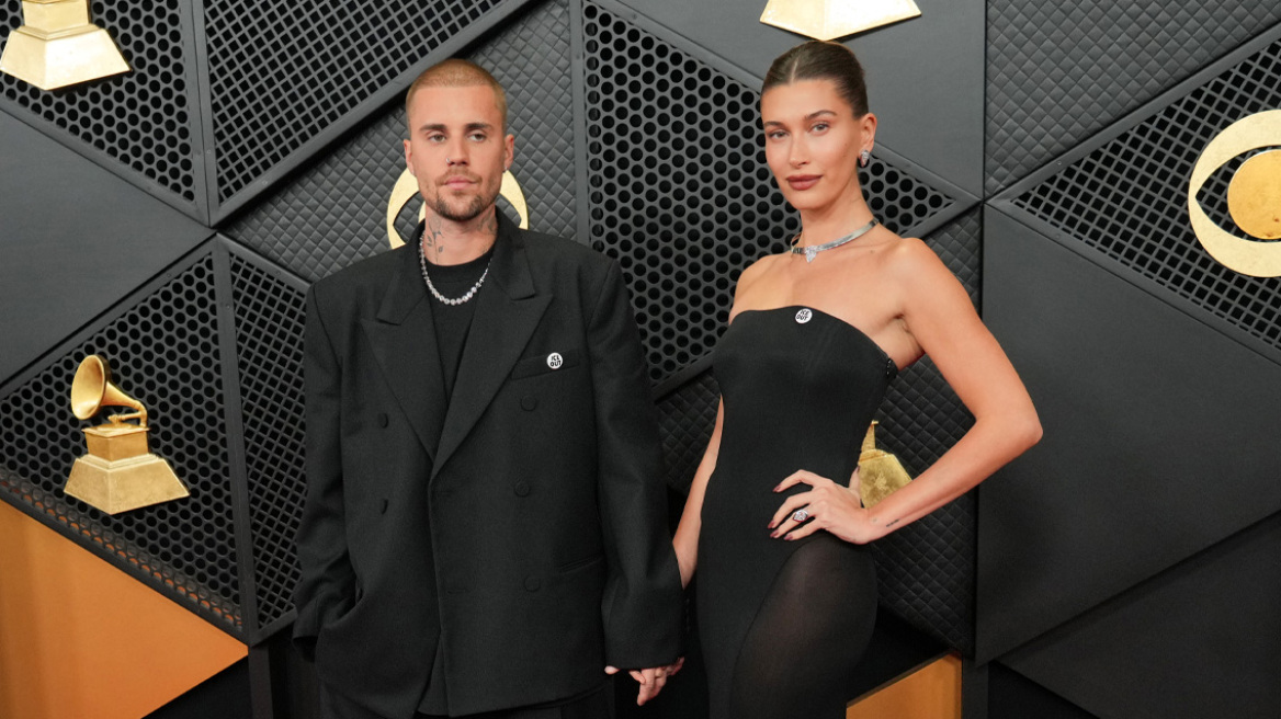 Τζάστιν και Χέιλι Μπίμπερ με καρφίτσες «Ice Out» στα Grammy 2026