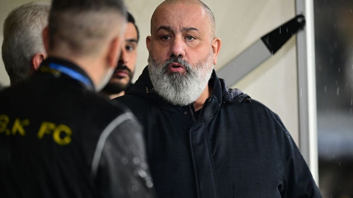 Καταγγελίες Καραπαπά για τραμπουκισμούς στο γήπεδο της ΑΕΚ σε Μεντιλίμπαρ και την αποστολή του Ολυμπιακού, δείτε βίντεο