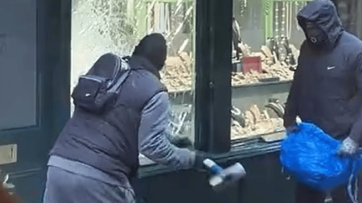 Θρασύτατη ληστεία σε κοσμηματοπωλείο στο Λονδίνο: Έσπασαν τη βιτρίνα με βαριοπούλα, την άδειασαν και έφυγαν σε λιγότερο από 1 λεπτό, δείτε βίντεο