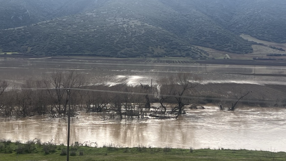Υπερχείλισε ο Πηνειός έξω από τη Λάρισα: Πλημμύρισαν αγροτικές εκτάσεις