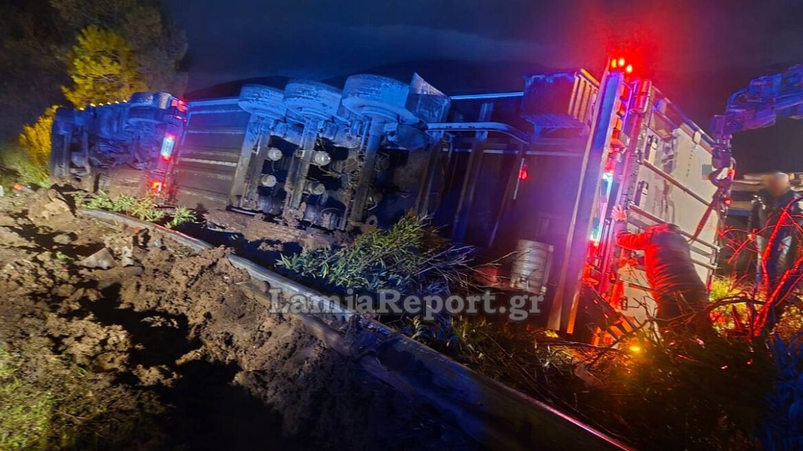 Σοβαρό τροχαίο στην Αθηνών - Λαμίας: Τούμπαρε νταλίκα-ψυγείο με φρούτα, δείτε εικόνες