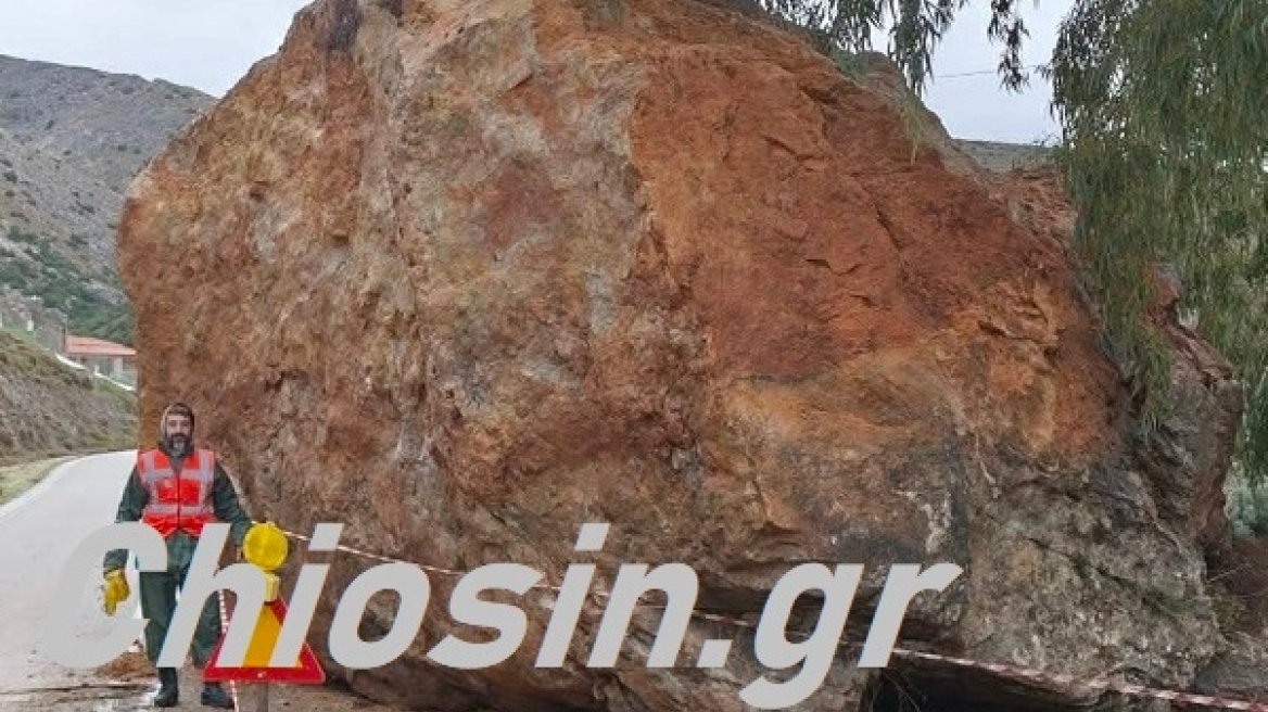 Χίος: Ξεκίνησε η απομάκρυνση του τεράστιου βράχου που έπεσε στο οδόστρωμα, δείτε εικόνες από την επιχείρηση