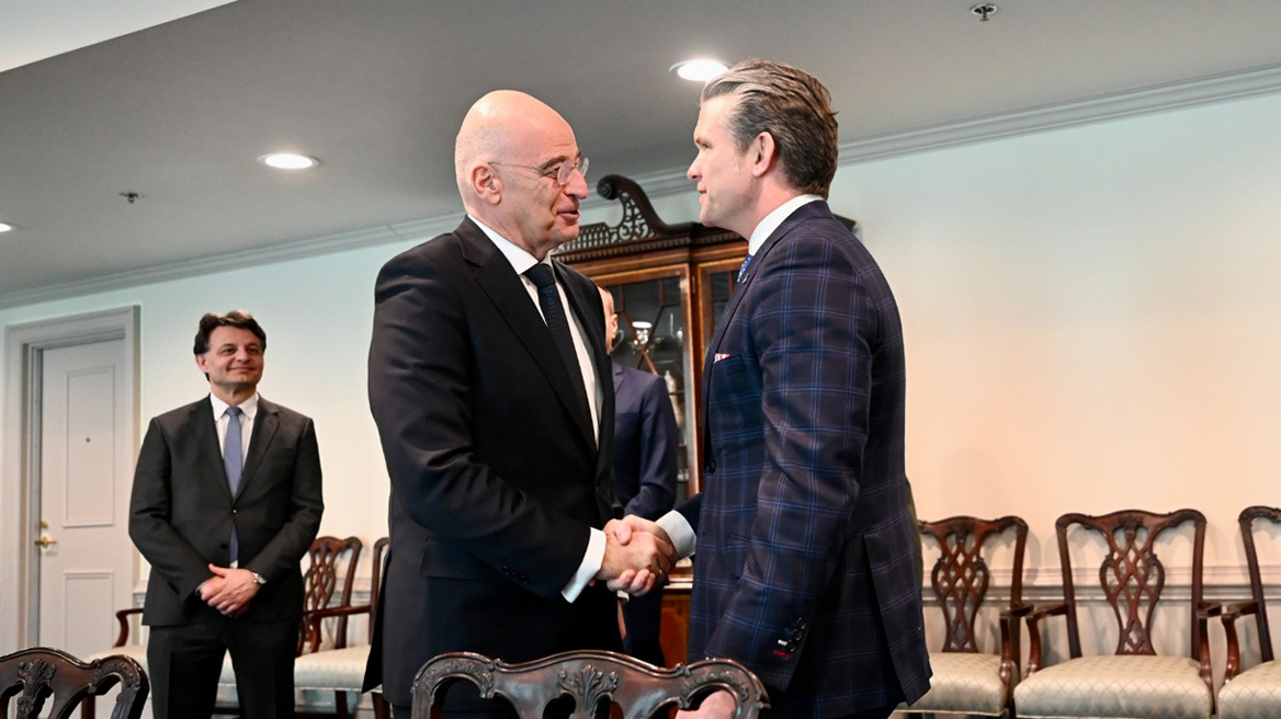 Πρόσκληση Δένδια στον Χέγκσεθ να επισκεφθεί την Ελλάδα, συζήτησαν για τα F-35 