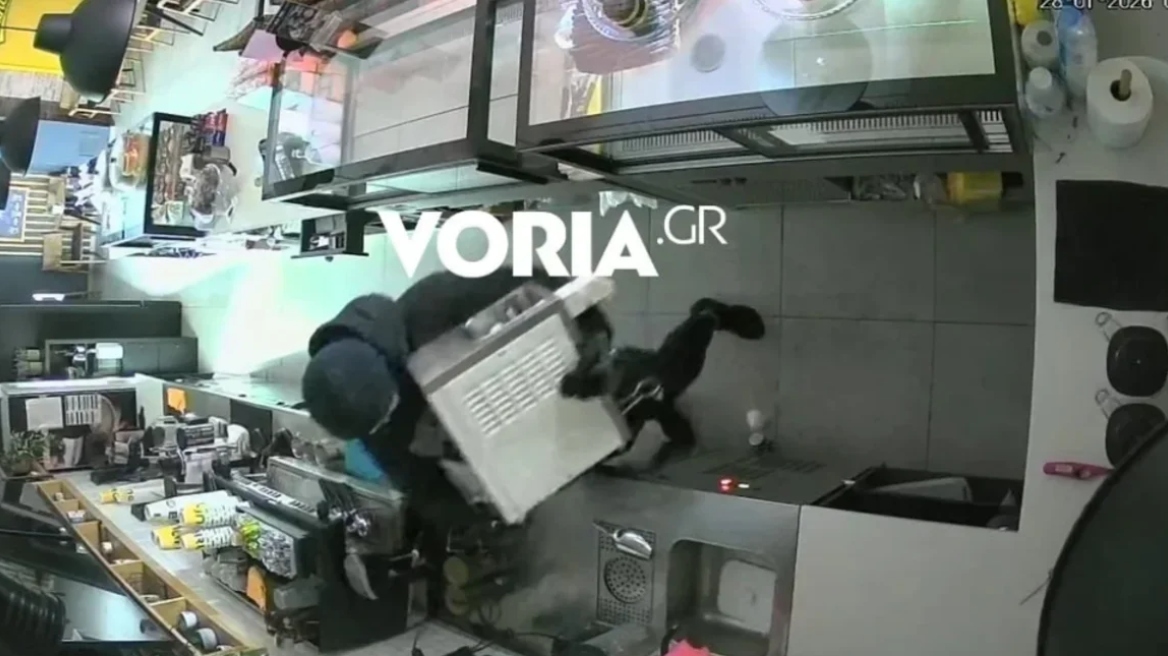 Θεσσαλονίκη: Βίντεο από διάρρηξη σε κατάστημα καφέ στον Εύοσμο, έκλεψαν μηχάνημα αξίας 4.000 ευρώ