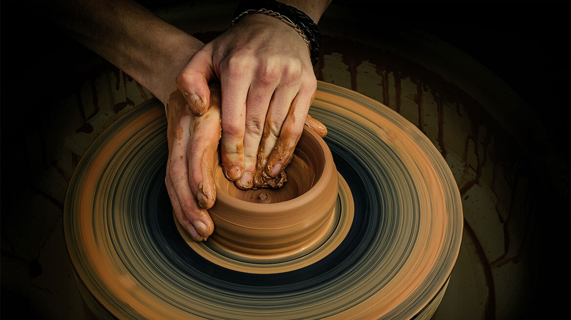 Η άνθηση της κεραμικής στην Ελλάδα – Πώς από χόμπι και ψυχοθεραπεία έγινε μόδα και εισόδημα