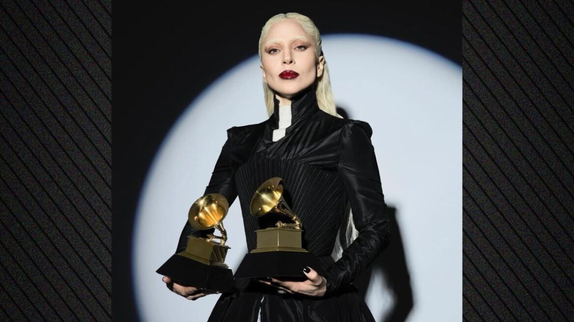 Η Lady Gaga ποζάρει με τα βραβεία που κέρδισε στα Grammy: Είναι αληθινή ευλογία να με τιμά η μουσική κοινότητα