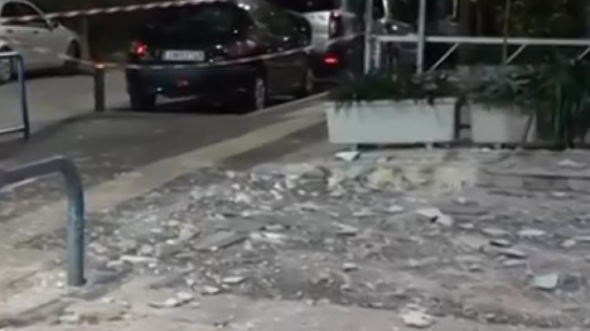 Παλαιό Φάληρο: Ζαρντινιέρες αποκολλήθηκαν από πολυκατοικία και έπεσαν στο πεζοδρόμιο, δείτε βίντεο