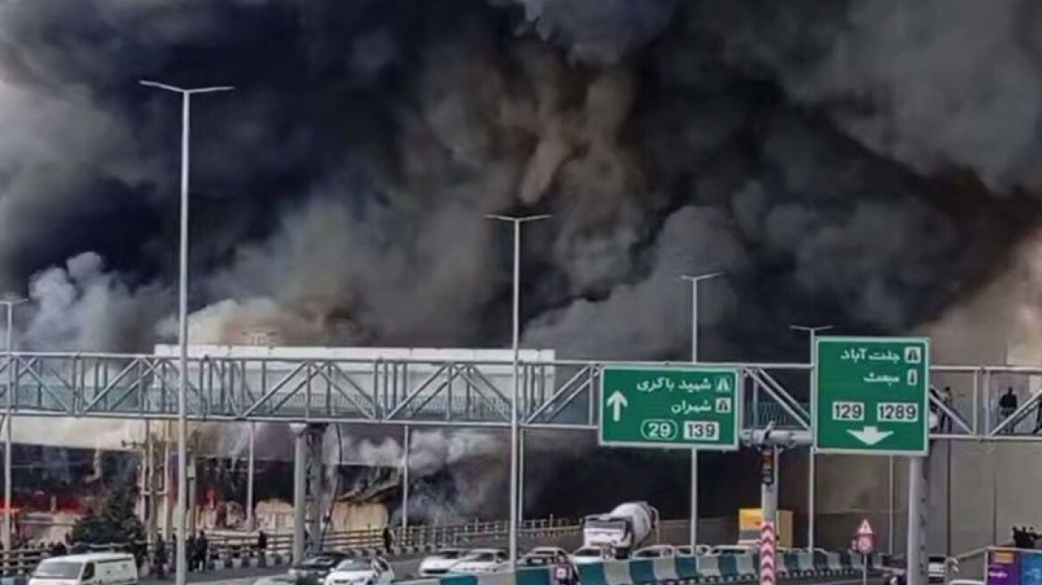 Μεγάλη φωτιά σε αγορά στη δυτική Τεχεράνη, είναι ορατή από πολλά σημεία της πόλης