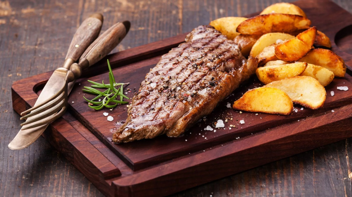 Την Τσικνοπέμπτη ψήνουμε (και) στο air fryer: 11 συνταγές για συνοδευτικά και κυρίως