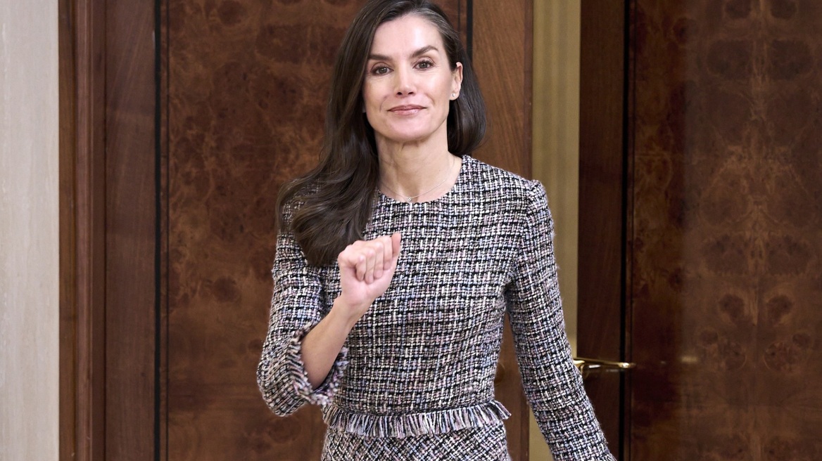 Η βασίλισσα Λετίσια συμπλήρωσε το μπουκλέ φόρεμά της με mini heels
