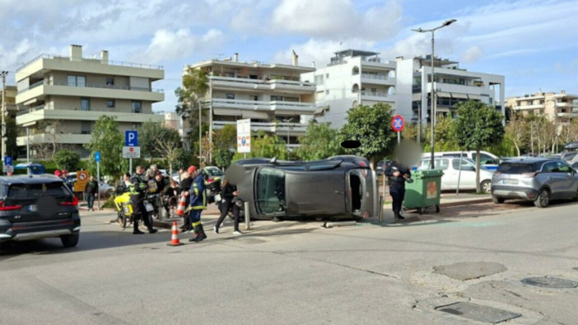Δύο τραυματίες σε τροχαίο στη Γλυφάδα, τούμπαρε το ένα αυτοκίνητο
