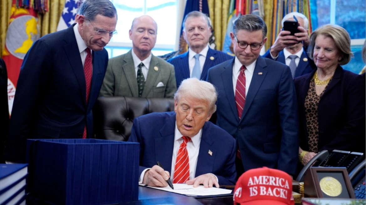 Ο Τραμπ υπέγραψε το νομοσχέδιο που βάζει τέλος στη δημοσιονομική παράλυση 