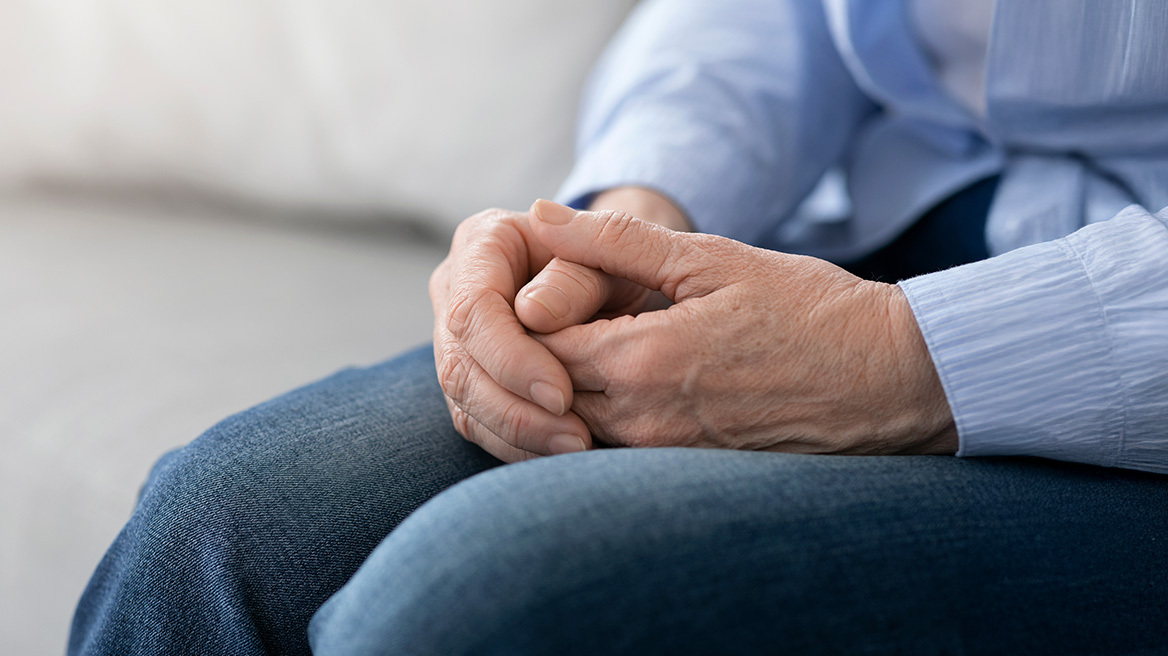 «Ακόμα τον περιμένω να έρθει στο σπίτι μας»: Συγκλονίζει η σύζυγος του 72χρονου που πέθανε μετά από άγρια ληστεία στα Μέγαρα