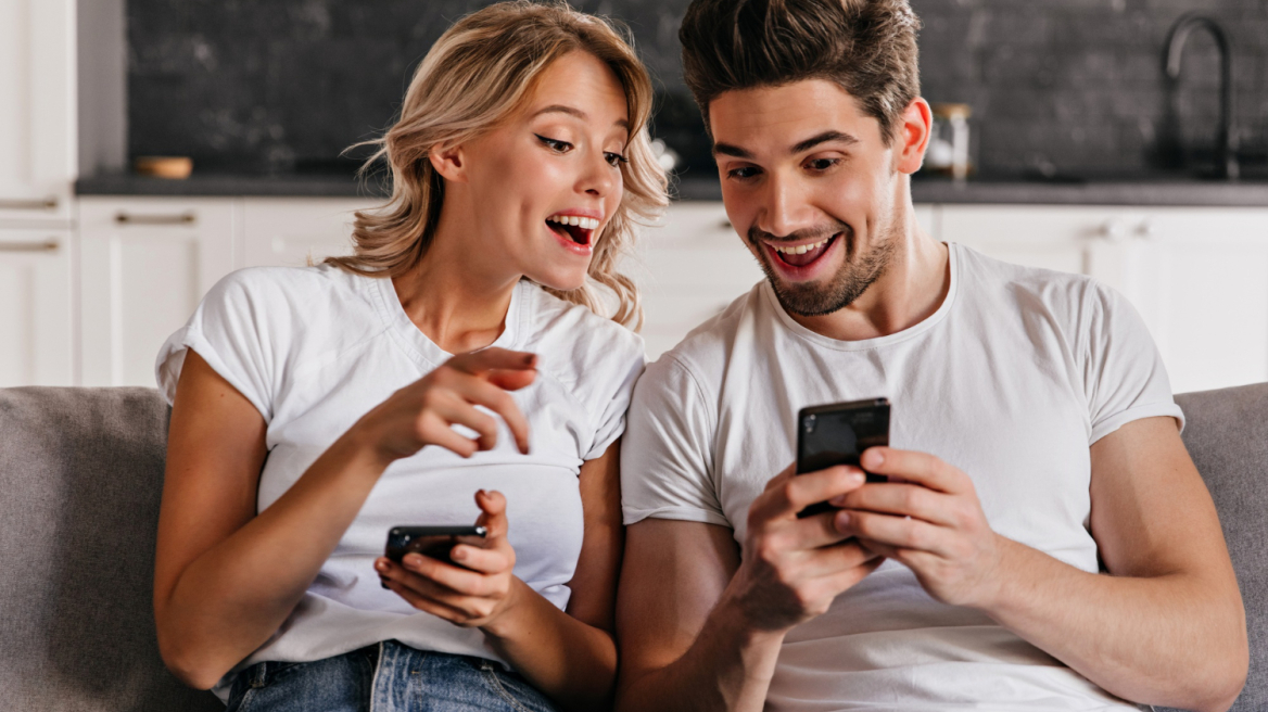 Ένα νέο trend στα social media θέλει τους άντρες να κρατούν σημειώσεις για τις συντρόφους τους