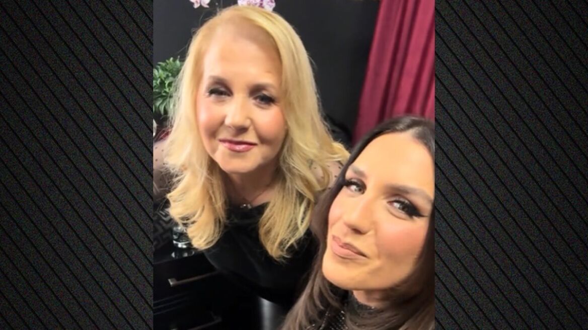 Η Ιουλία Καλλιμάνη τραγουδάει με τη μητέρα της στο καμαρίνι της, δείτε βίντεο