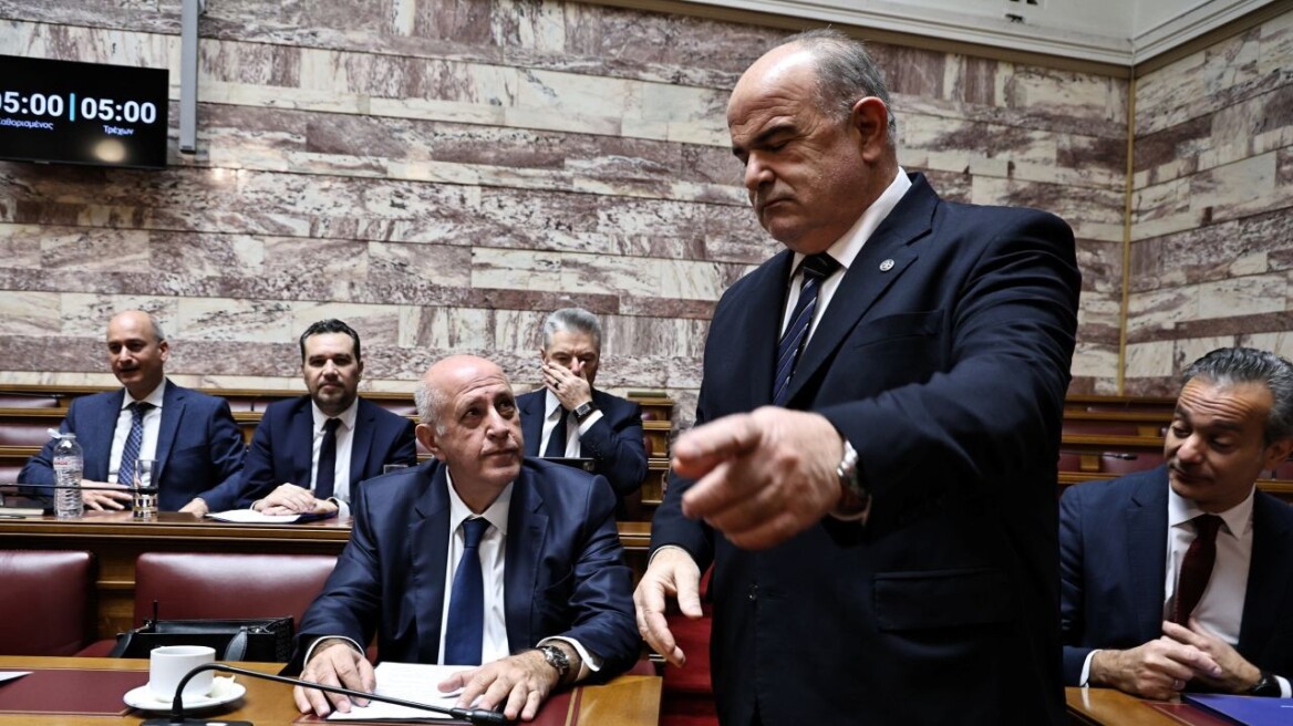 Σύγκρουση με πράσινο χρώμα στη Βουλή: Αντιπαράθεση Καββαθά - Χρηστίδη για τις συλλογικές συμβάσεις, δείτε βίντεο
