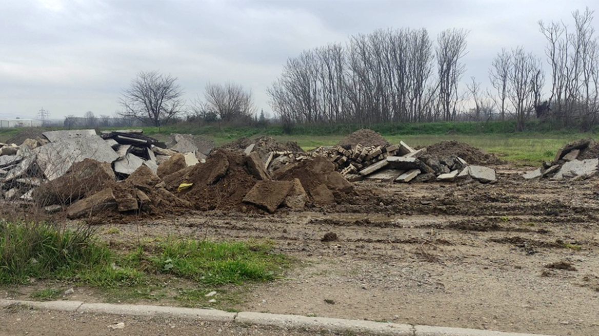 Πετούσαν παράνομα μπάζα από έργα για αγωγούς σε οικόπεδα στη Θεσσαλονίκη ενώ η σύμβαση των €7 εκατ. προέβλεπε διαχείρισή τους
