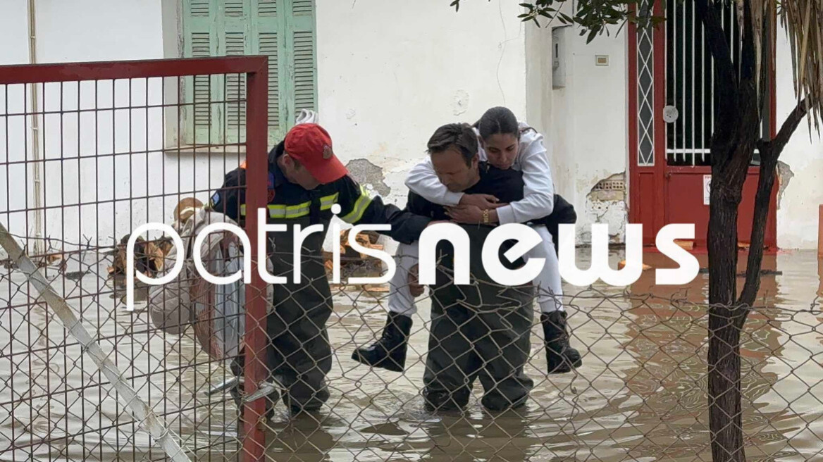 Πυροσβέστες μετέφεραν στα χέρια οικογένεια από πλημμυρισμένο σπίτι στον Πύργο, δείτε βίντεο και φωτογραφίες 