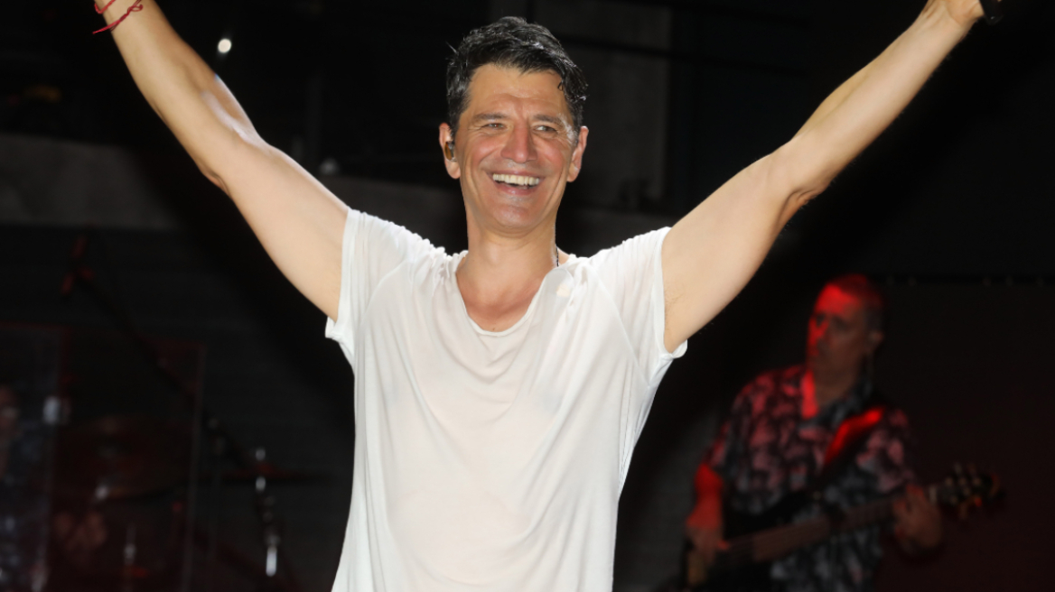 Ο πατέρας του Σάκη Ρουβά πρωταγωνιστεί σε θεατρική παράσταση: Ήρθαν να με δουν τα εγγόνια και οι γιοι μου