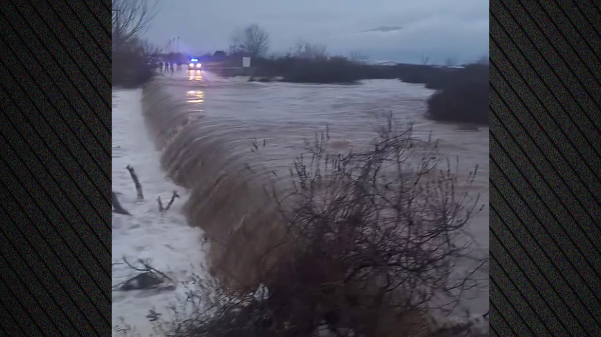 Οδηγός στην Κομοτηνή πέρασε από αποκλεισμένη ιρλανδική διάβαση και παρασύρθηκε από τα ορμητικά νερά ποταμού, δείτε βίντεο