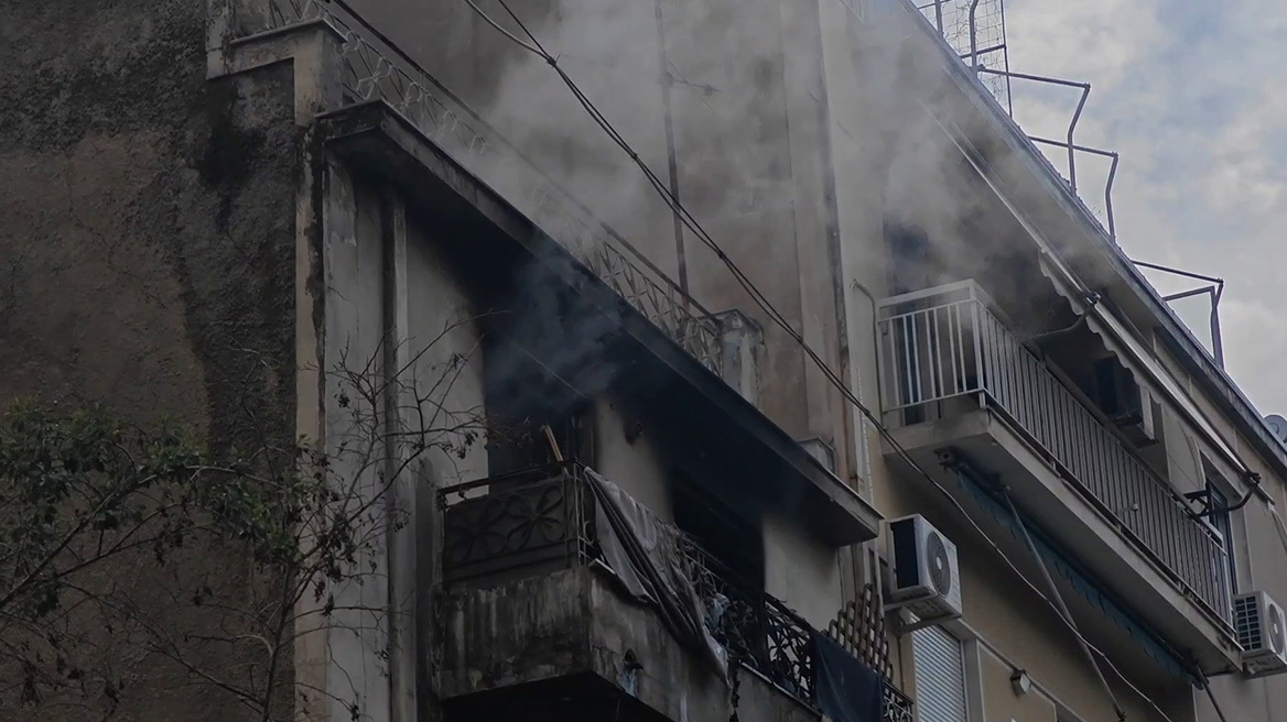 Υπό έλεγχο η φωτιά σε εγκαταλελειμμένο κτίριο στο Μεταξουργείο, κλειστή η οδός Ελευσινίων