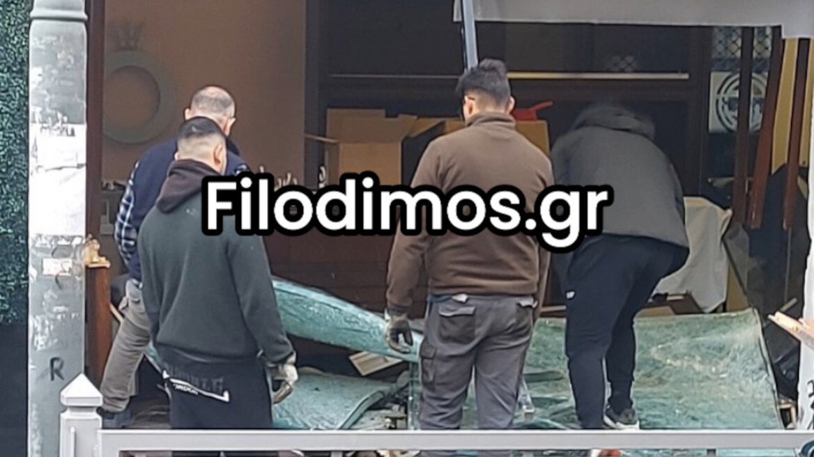 Έριξαν κλεμμένο αυτοκίνητο πάνω σε τζαμαρία κοσμηματοπωλείου στο Αίγιο και το λήστεψαν