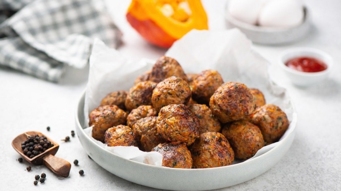 Comfort με κεφτεδάκια, σουτζουκάκια και λουκουμάδες: Ένα πλήρες μενού για όλο το Σαββατοκύριακο