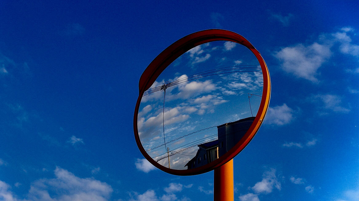 Σαγκάη: Γυναίκα προκάλεσε τροχαία ατυχήματα καθώς άλλαζε τον καθρέφτη κυκλοφορίας για καλύτερο φενγκ σούι