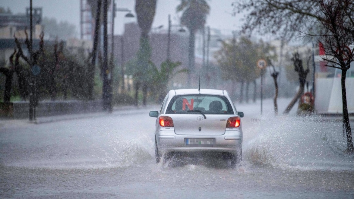 Καιρός: Κακοκαιρία με έναν νεκρό στην Κομοτηνή και προβλήματα σε πολλές περιοχές, πού θα επιμείνουν οι βροχές σήμερα