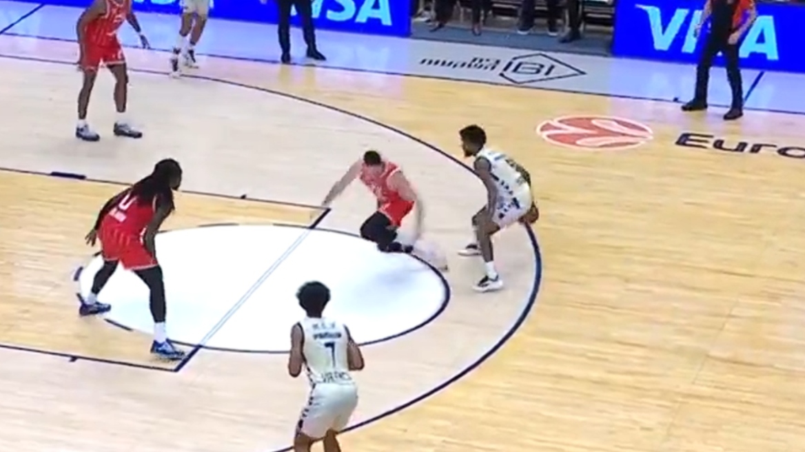 H φάση της αγωνιστικής στην Euroleague: Ο Μοντέρο «χόρεψε» τον Μίτσιτς, τον έριξε στο παρκέ και σκόραρε, δείτε βίντεο