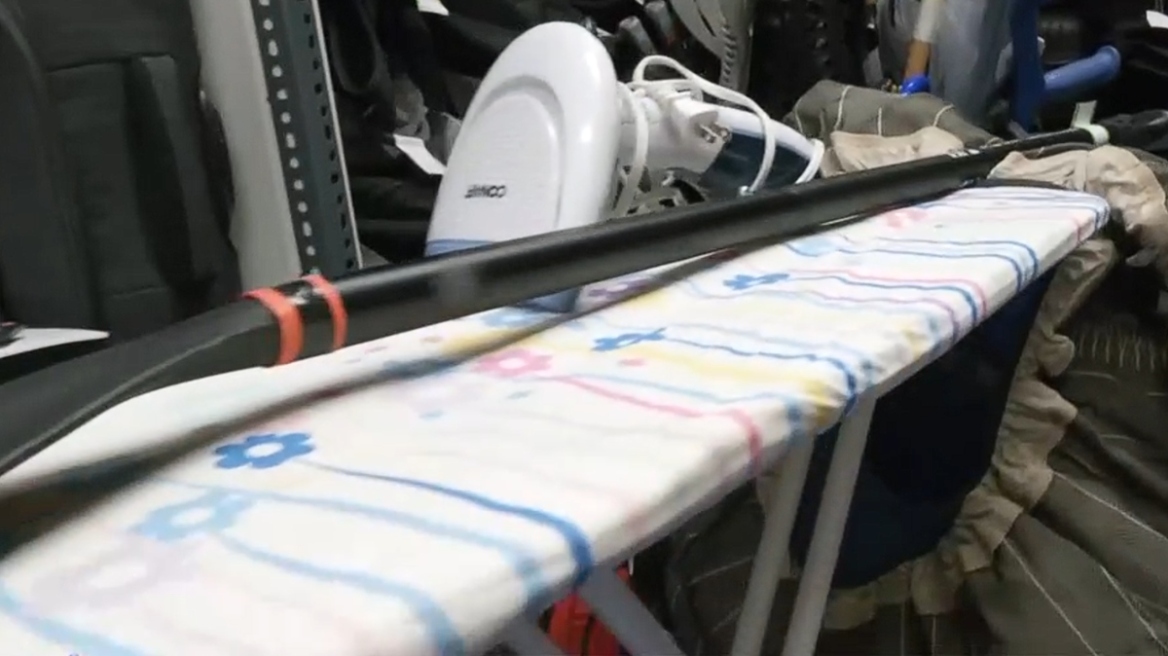 «Ελ. Βενιζέλος»: Τι υπάρχει στο γραφείο απολεσθέντων του αεροδρομίου, από κινητά και πορτοφόλια μέχρι… σιδερώστρα και μασέλες