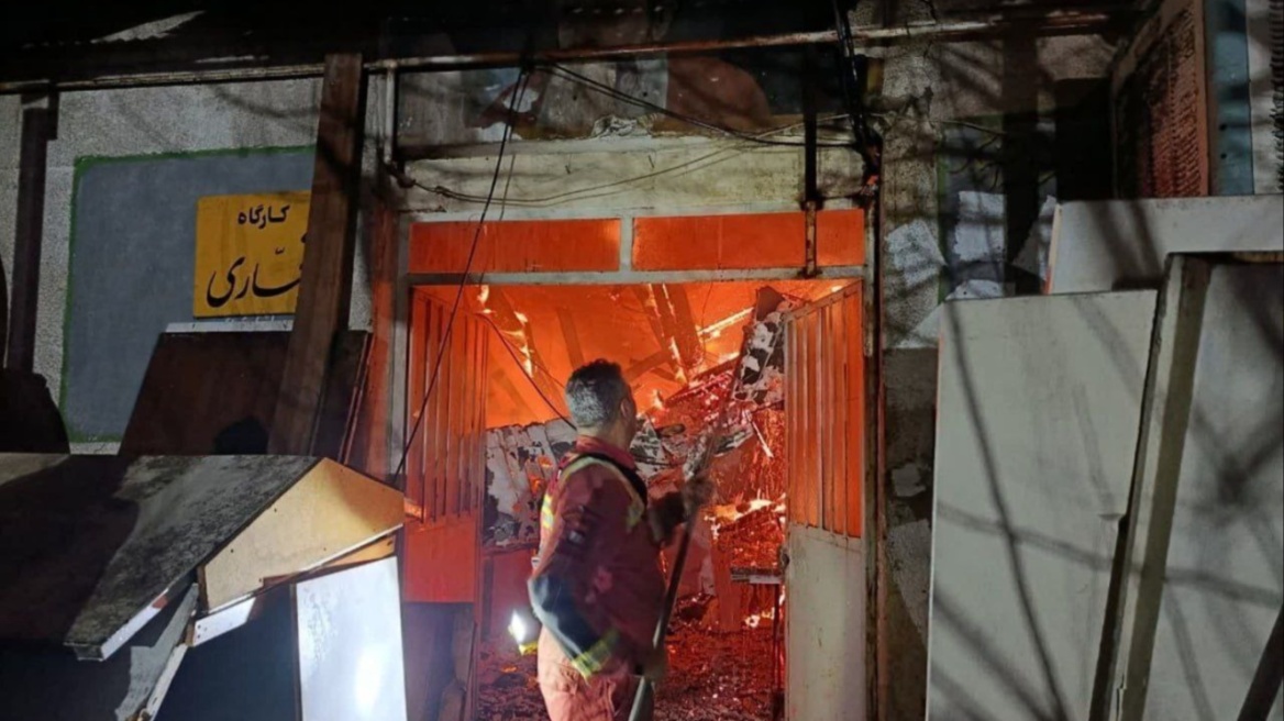 Φωτιά σε στρατιωτική εγκατάσταση στην Τεχεράνη, διαψεύδονται σενάρια έκρηξης, δείτε βίντεο