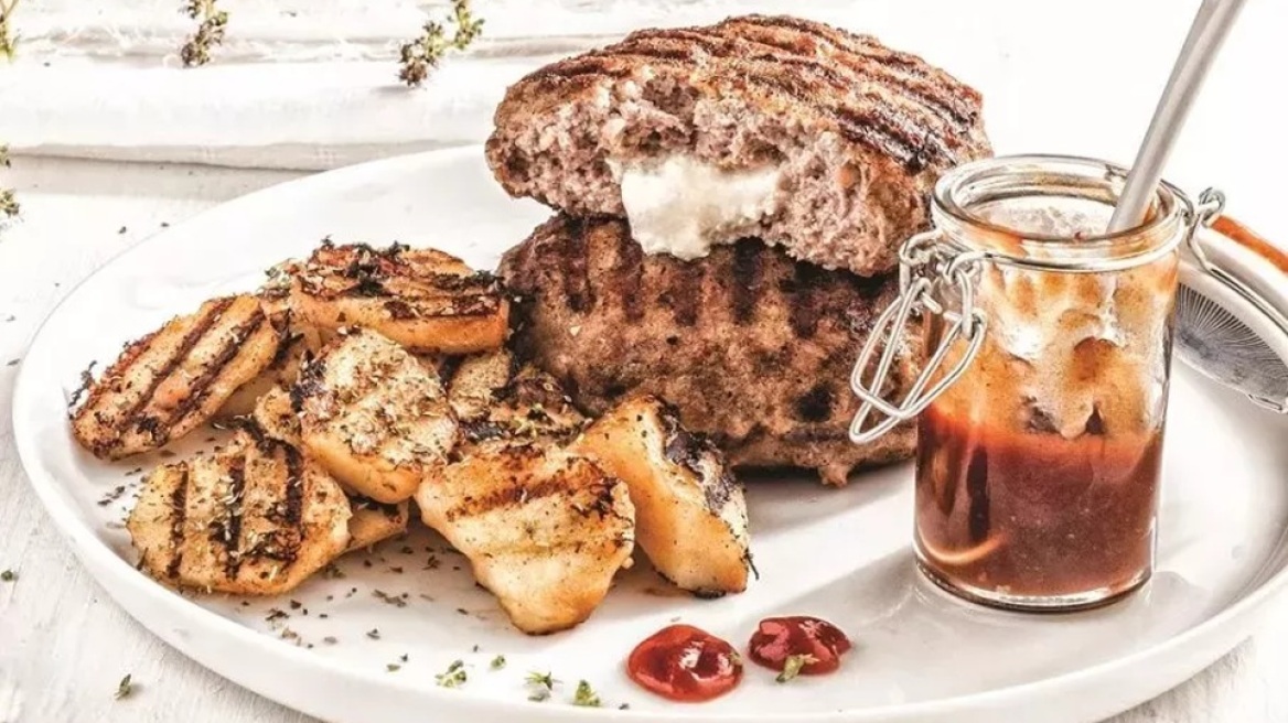 Μπιφτέκια γεμιστά: συνταγές και τεχνικές για τα πιο ζουμερά αποτελέσματα