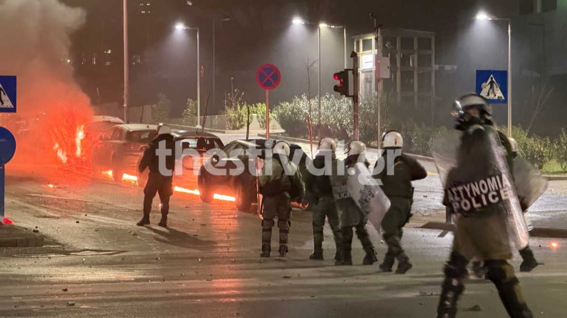 Πεδίο μάχης το ΑΠΘ με δεκάδες μολότοφ και δακρυγόνα: 309 προσαγωγές μετά τα σοβαρά επεισόδια, αστυνομικός στο νοσοκομείο με εγκαύματα