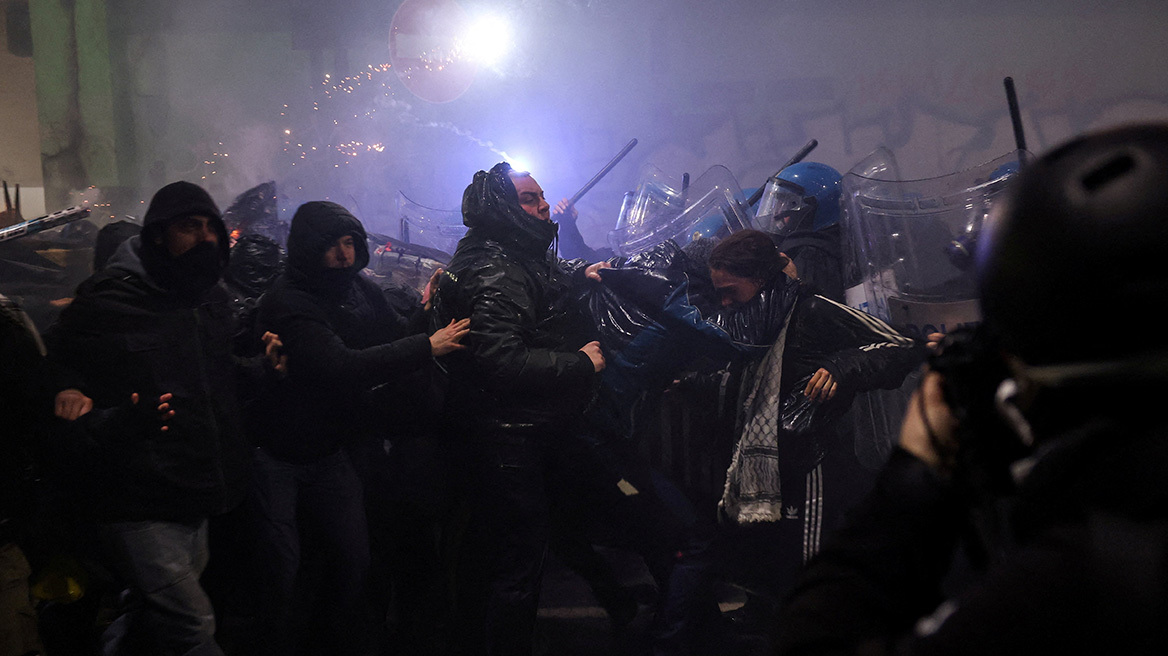 Επεισόδια στο Μιλάνο κοντά στο Ολυμπιακό Χωριό: Κροτίδες και δακρυγόνα μεταξύ αστυνομίας και διαδηλωτών, δείτε βίντεο