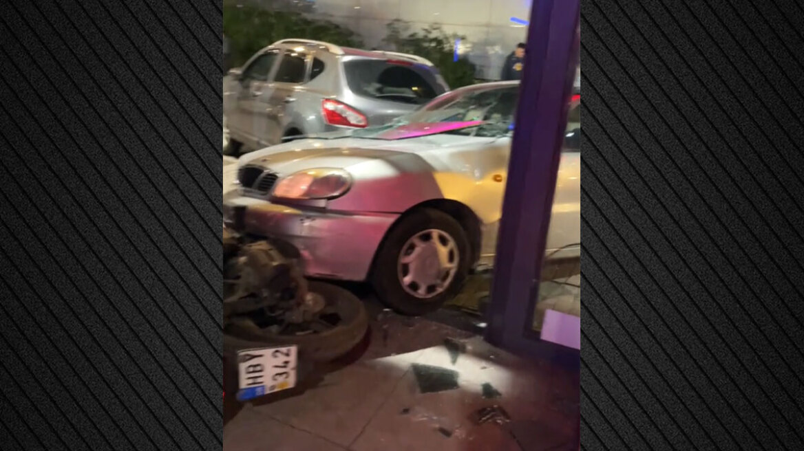 Αυτοκίνητο πήρε παραμάζωμα μια μηχανή και «μπούκαρε» μέσα σε ίντερνετ καφέ στον Άγιο Δημήτριο, δείτε βίντεο