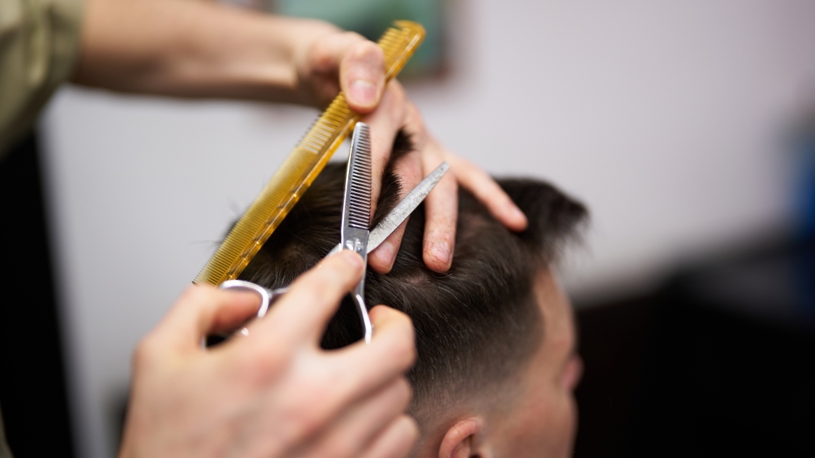 Νεαρός επιτέθηκε με γκλοπ σε κουρέα στην Πύλο επειδή δεν του άρεσε το κούρεμά του: Προκάλεσε φθορές και στο ΙΧ του