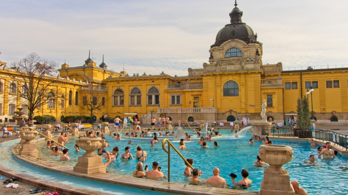 Ο υπερτουρισμός στη Βουδαπέστη «τελειώνει» τους ντόπιους από τα ιαματικά λουτρά, εκτοξεύτηκαν οι τιμές μέσα σε λίγα χρόνια