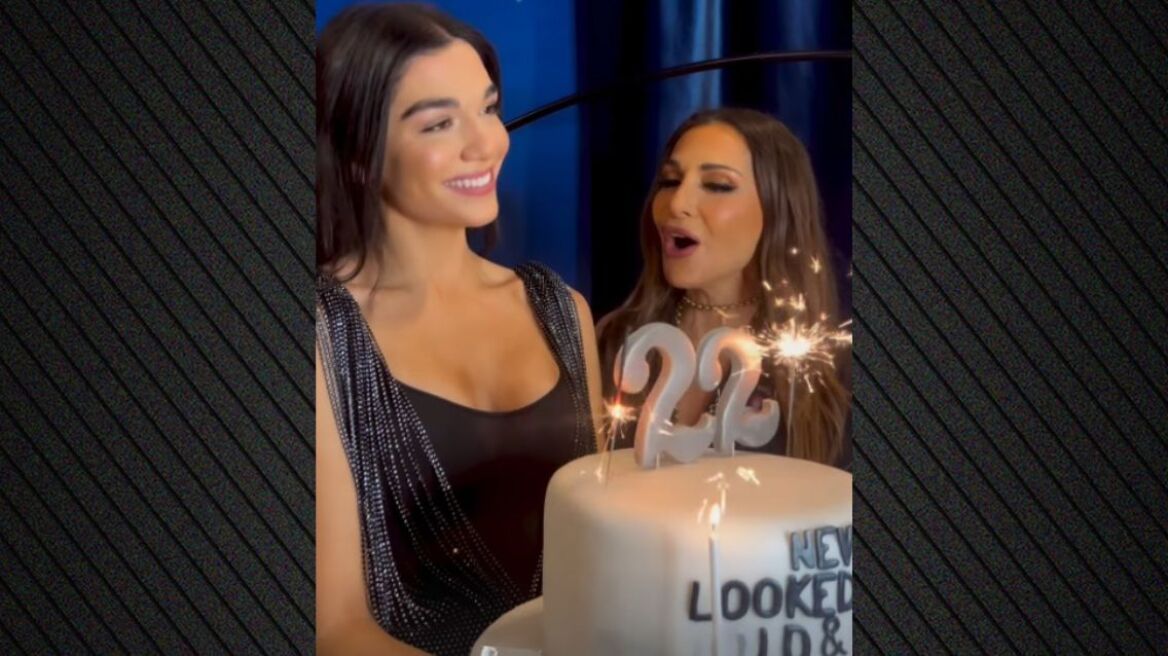 Η Μελίνα Νικολαΐδη έκλεισε τα 22 και έσβησε την τούρτα της μαζί με τη Δέσποινα Βανδή