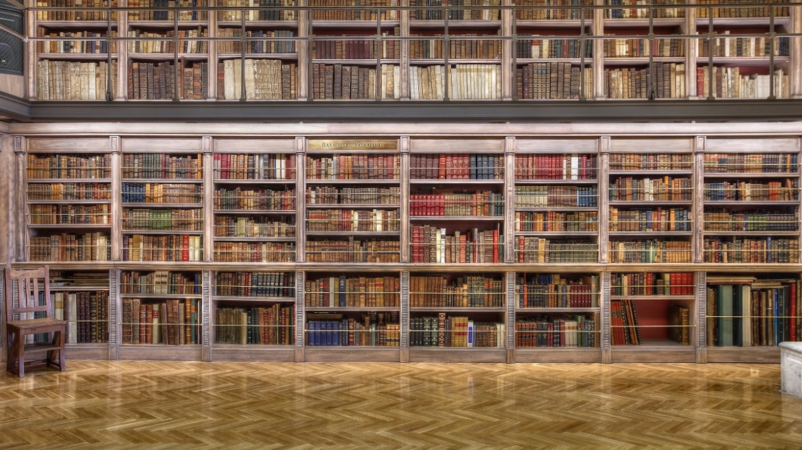 Βγαλμένη από ταινία: Μια βιβλιοθήκη στον Πειραιά μάς προσκαλεί να ανακαλύψουμε τους θησαυρούς της