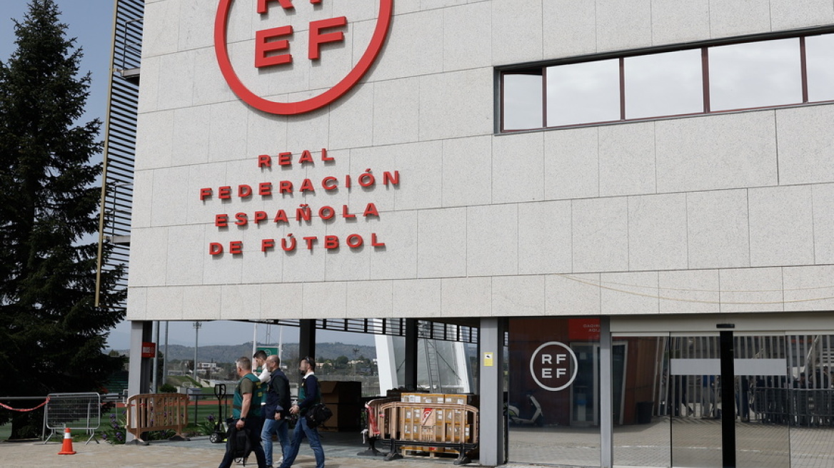 Η ποδοσφαιρική ομοσπονδία της Ισπανίας απέβαλε τον διαιτητή που κατηγορείται για επίθεση σε ιερόδουλη
