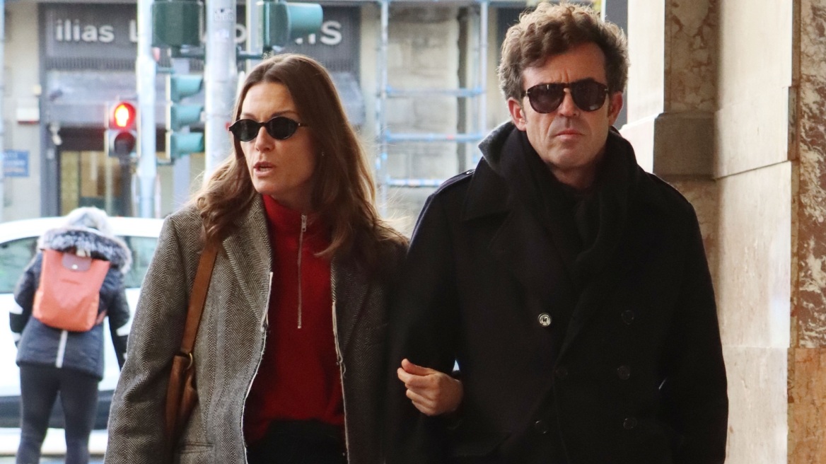 Βίκυ Καγιά: Βόλτα στην Αθήνα με το τέλειο casual σύνολο
