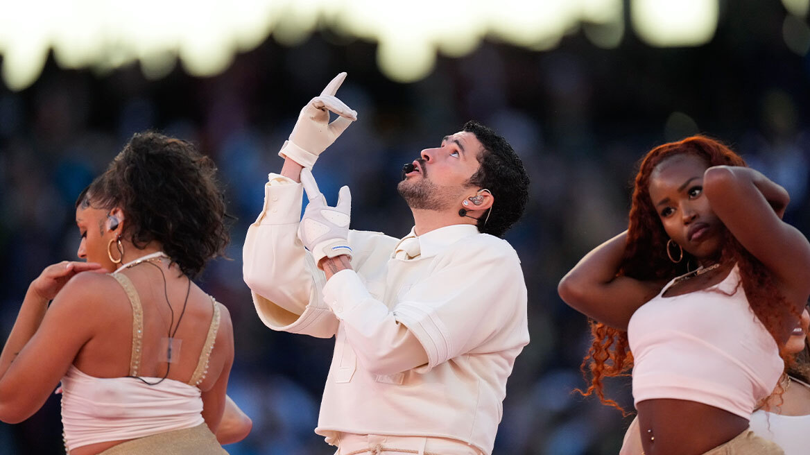 Ποιος είναι ο Bad Bunny που καθήλωσε εκατομμύρια τηλεθεατές στο Super Bowl LX και προκάλεσε την οργή του Τραμπ:  Οι λάτιν ρυθμοί, η Lady Gaga και ο γάμος 