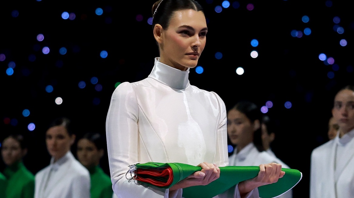 Η σύντροφος του Λεονάρντο ντι Κάπριο κρατά την ιταλική σημαία στην τελετή έναρξης των Χειμερινών Ολυμπιακών Αγώνων 2026