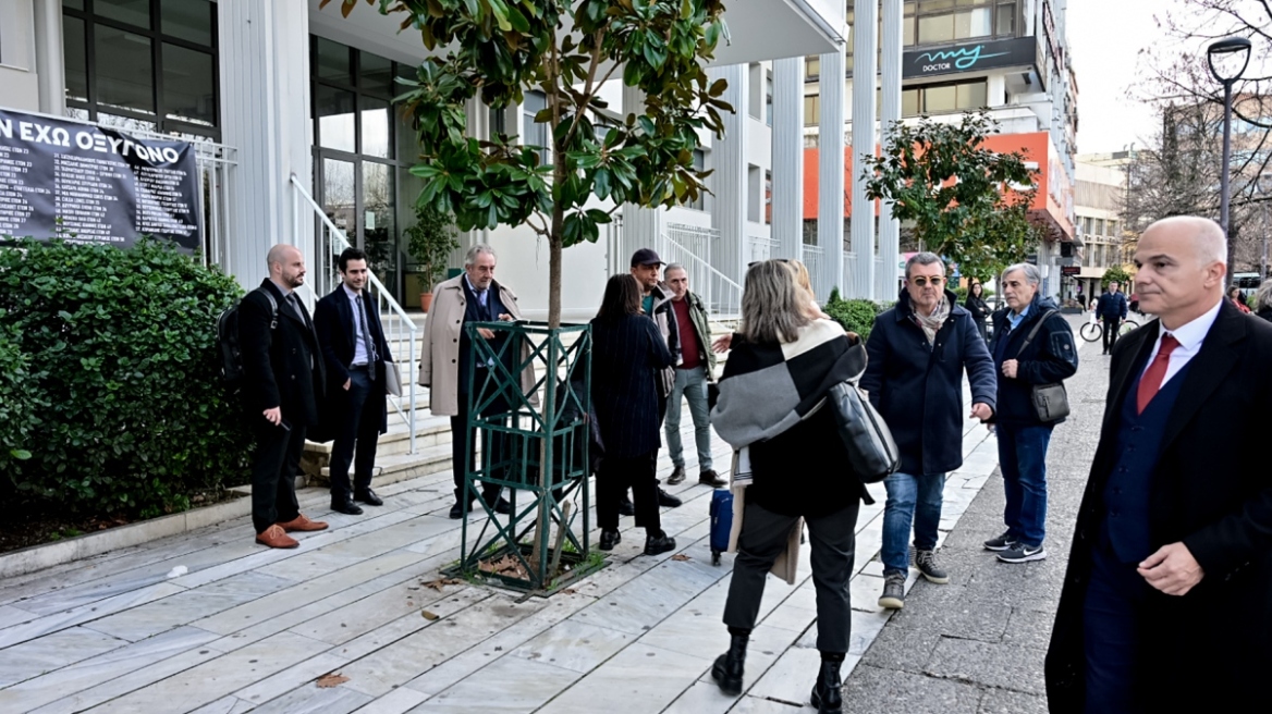 Επεισόδιο στη δίκη για τα βίντεο των Τεμπών: Εγώ δεν παίζω θέατρο, είπε ο Καπερνάρος, «ντροπή να λες κάτι τέτοιο για τους γονείς» του απάντησαν