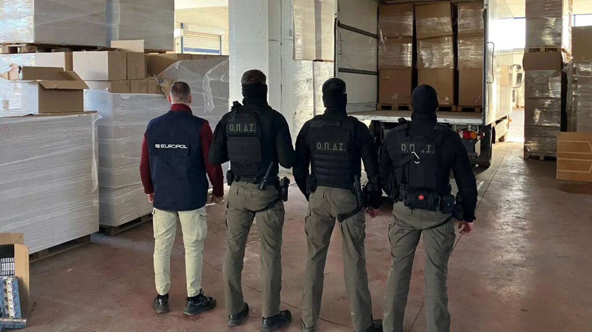 Ποιος είναι ο αρχηγός των τσιγαράδων με το παρατσούκλι «Πούτιν» - Αστυνομικός τους έδινε πληροφορίες για 500 ευρώ τον μήνα