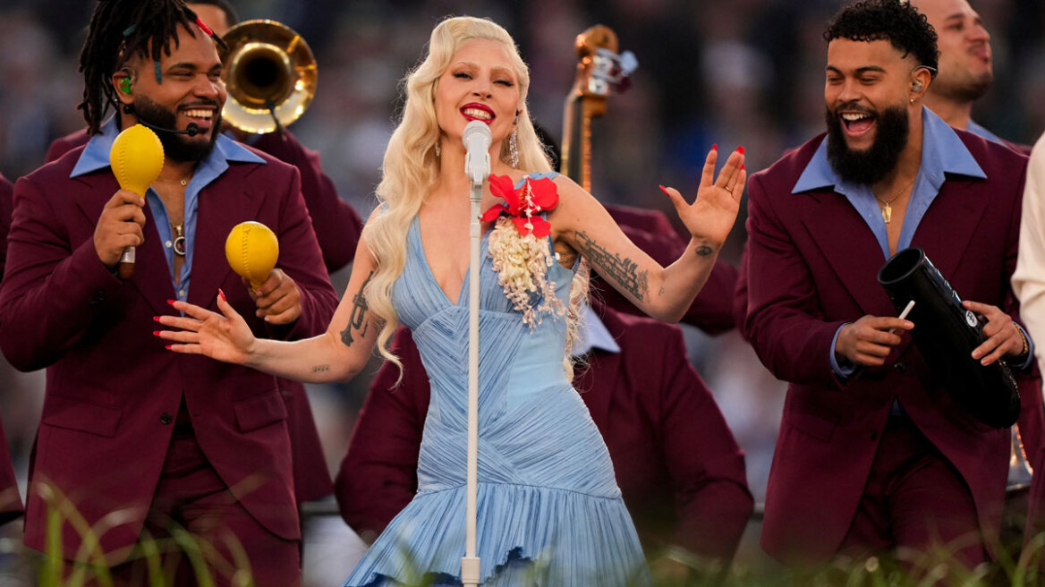 Αντιδράσεις για την εμφάνιση της Lady Gaga στο Super Bowl 2026: «Είναι AI ή η Lady Ozempic Gaga;»